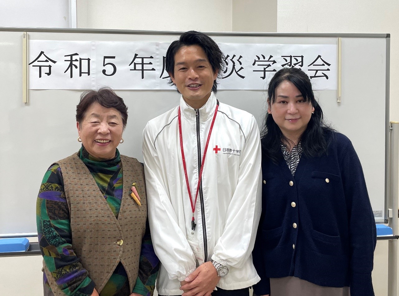 佐賀県地域婦人連絡協議会の山口会長、防災学習会の講師で日本赤十字社の馬渡さん、協議会の光石さん