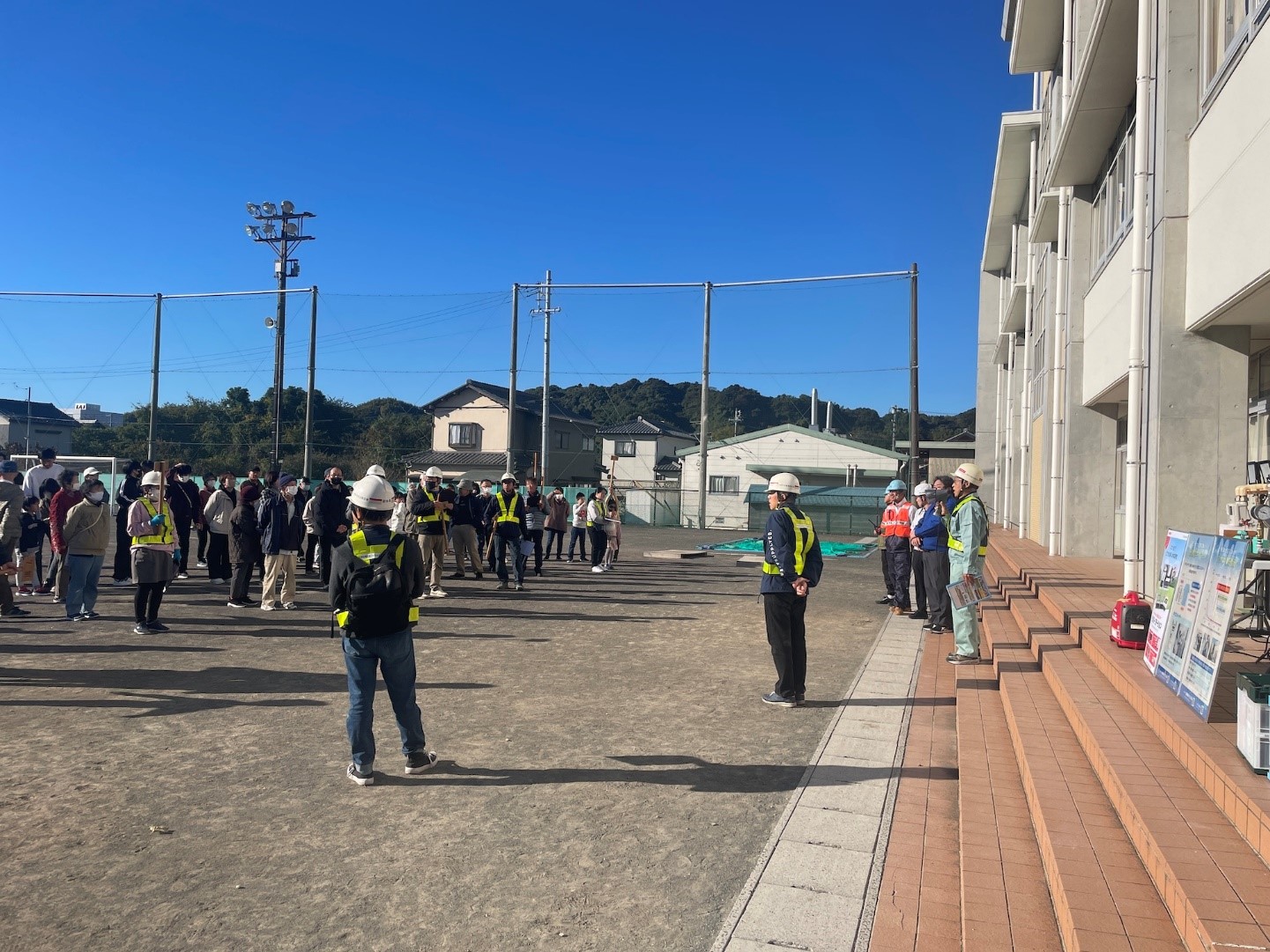 地域の組ごとに並ぶ皆さんの前で、町内会長の挨拶からスタート