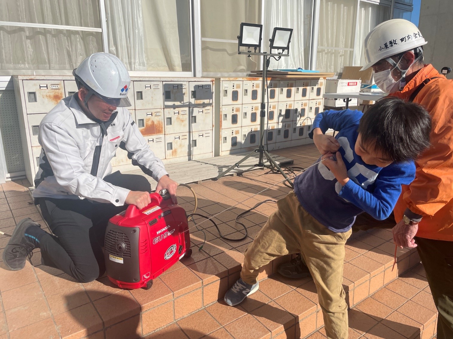 何度も挑戦する子どもに、周りの大人たちも応援！