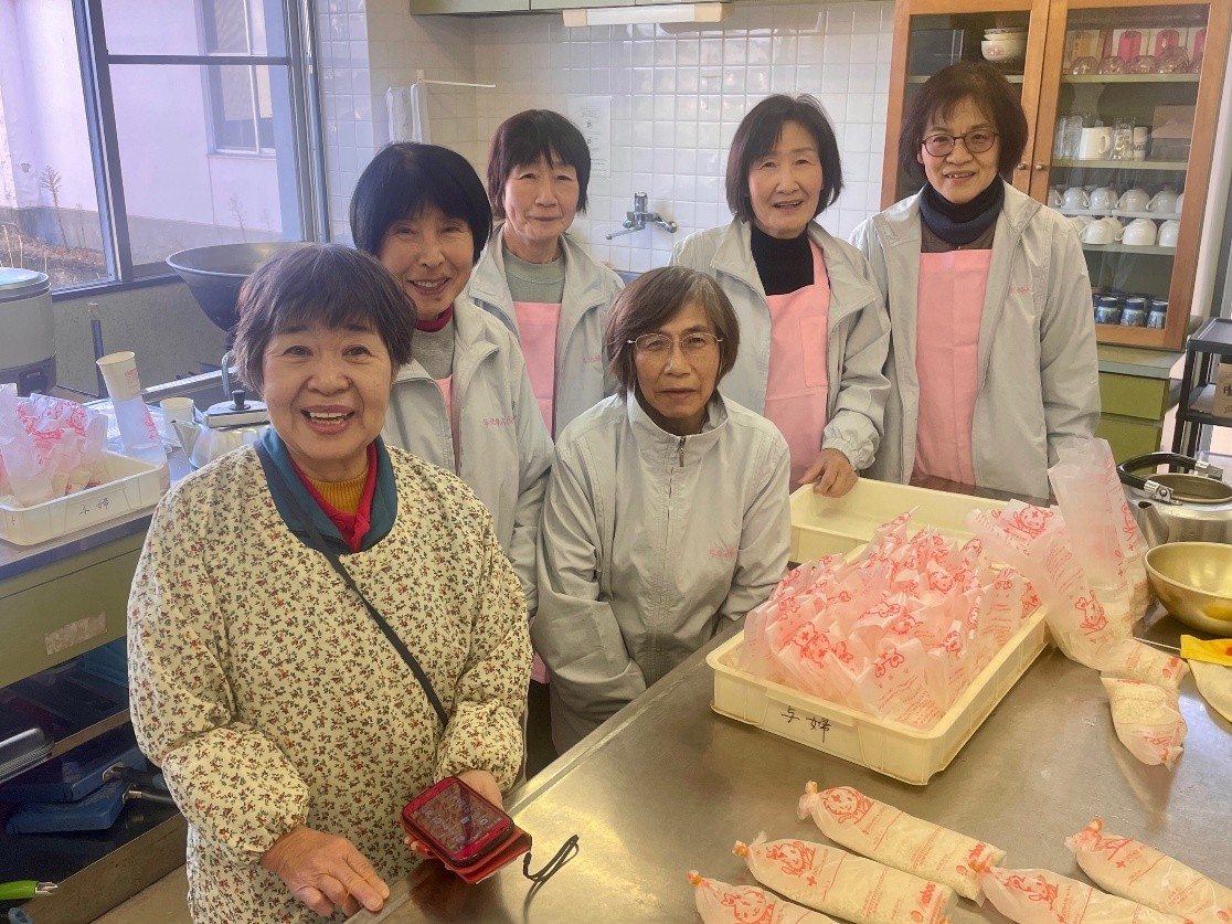 婦人会会長の山根昭子さん（左）と婦人会の皆さん