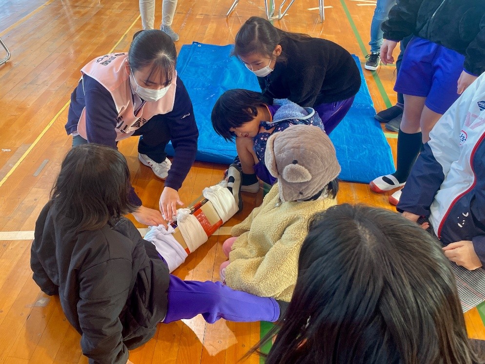 ダンボールの添え木に子どもたちも興味津々