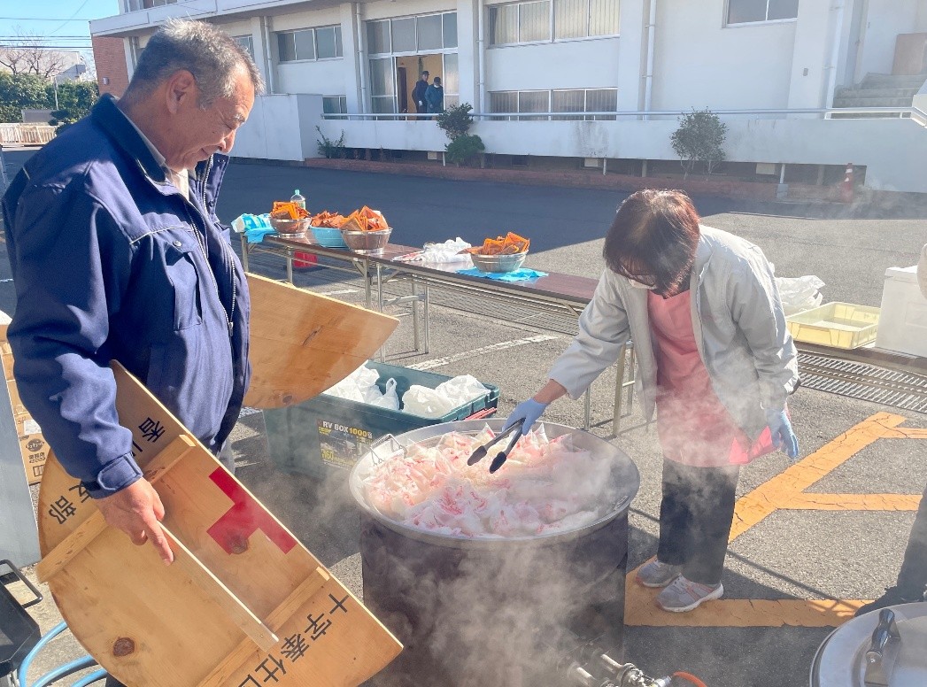 中核充填所の高橋石油、高橋さんも参加（左）。大鍋の貸し出しに協力