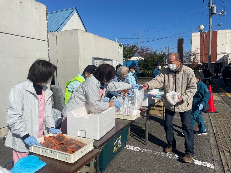 婦人会がカレーを配布して終了。おつかれさまでした